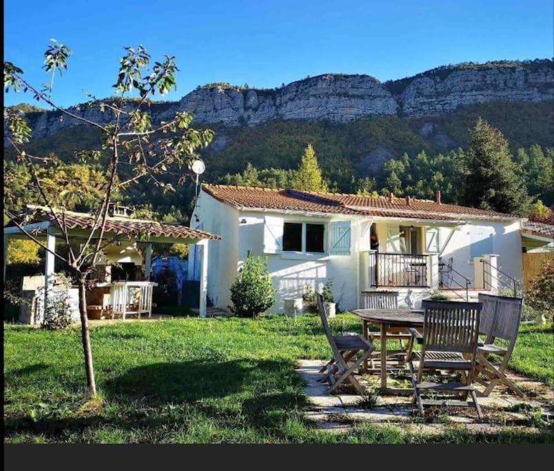 La Maison Des Pins Saint-Julien-du-Verdon Exteriör bild